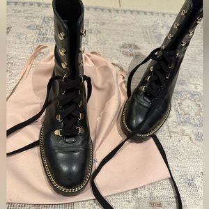 STUART WEITZMAN KOLBIE CHAIN BOOTIE
